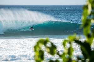 Le surfeur Jamie O'Brien monte sur le tube à Pipeline break sur le célèbre North Shore d'Hawaï.