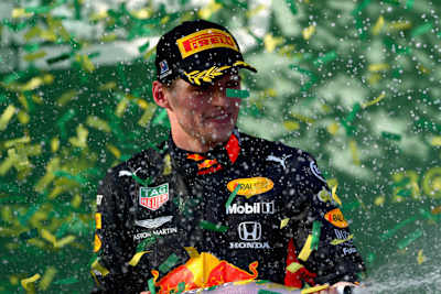 Max Verstappen feiert nach dem Rennen mit Champagner. 