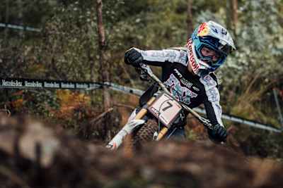 Tahnee Seagrave performs at UCI DH World Cup in Lousa, Portugal on November 1, 2020.