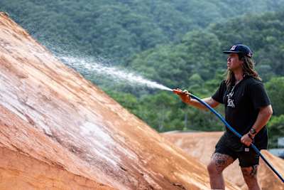 Remy Morton prépare le parcours de Speed and Style sur le Crankworx World Tour 2022 à Cairns, en Australie, le 6 octobre 2022.