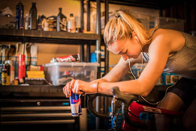 La cycliste professionnelle Tahnée Seagrave fait des exercices sur un home trainer pendant une séance d'entraînement.