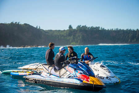 Ian Walsh, DK Walsh, Greg Long und Shane Dorian auf Jet-Skis in Peahi, Maui.