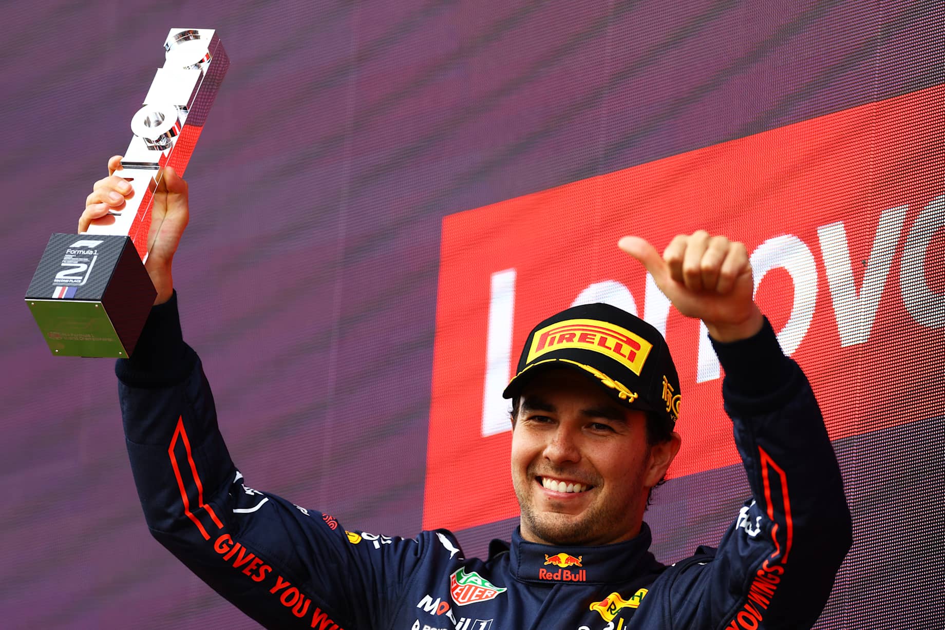 Checo Pérez Levantando su Trofeo en el Gran Premio de Gran Bretaña, Silverstone 2022 Fórmula 1