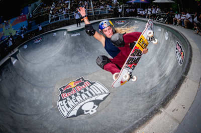 Die Naturgewalt Yndiara Asp stylt bei der Red Bull Skate Generation 2021 einen glorreichen Blindside Grab.