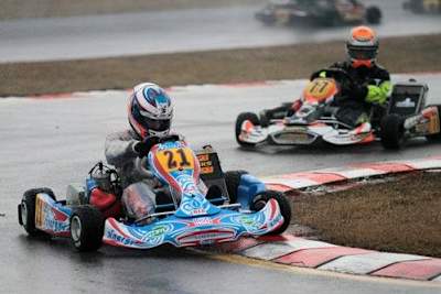 Dennis Olsen foran Max Verstappen i en vintercup.