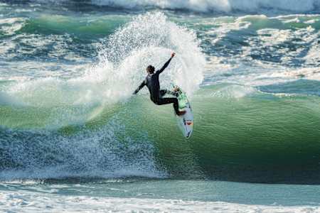 Kauli Vaast surft in Costa da Caparica
