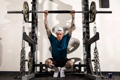 Ryan Sheckler stemmt Gewichte in einem Studio