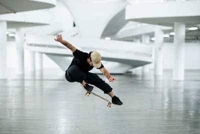 Pedro Barros réalise un ollie en skateboard lors du tournage du Sonhos Concretos Project.
