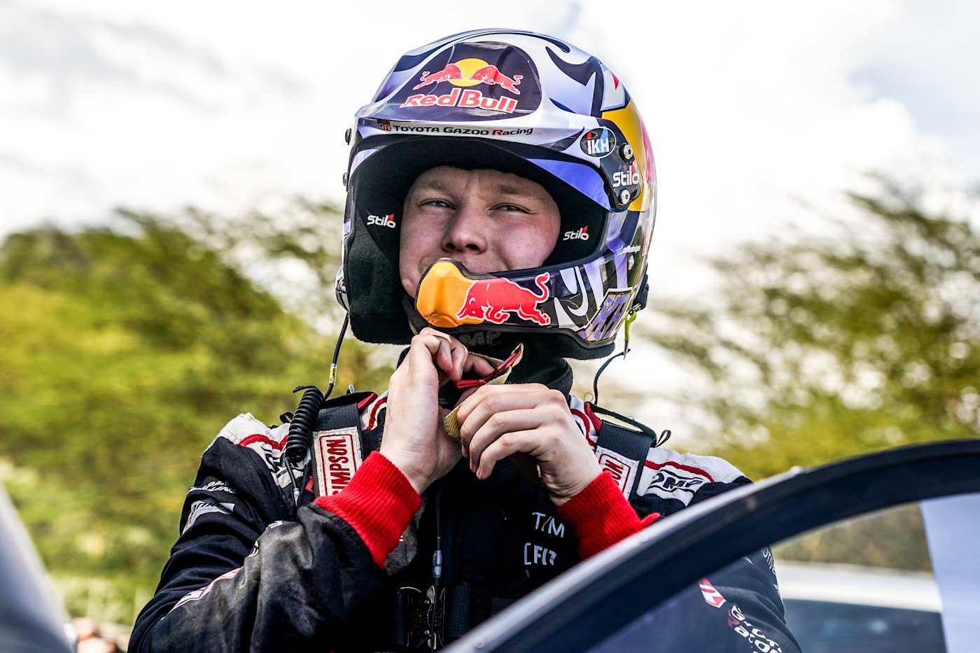Rovanperä (arriba) languidece a 57 puntos de su compañero de equipo Evans