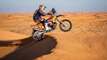 Le pilote australien Toby Price du Red Bull KTM Factory Racing roule en moto pendant la sixième étape du Rallye Dakar 2023 entre Hail et Al Duwadimi en Arabie Saoudite.