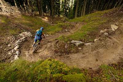 Mountainbiker fährt den Holy Hansen Trail im Vinschgau.