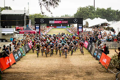 Partenza della gara Elite maschile alla tappa sudafricana di World Cup XCO 2018, a Stellenbosch.