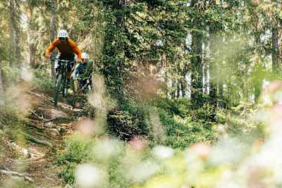 Johan Jonsson cyklar på Frösön i Östersund.