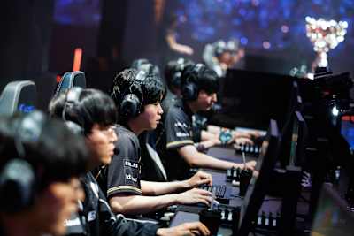 KT Rolster tritt auf der Bühne des League of Legends Worlds 2025 Finals am 08. November 2025 in Chengdu, China, an.