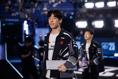 Top Esports takımından Hang, 2 Kasım 2025'te Çin'in Şanghay kentinde düzenlenen League of Legends Worlds 2025 yarı finali için sahneye çıkıyor.