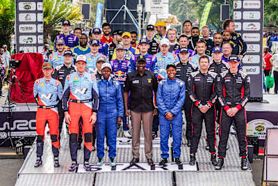 President William Ruto mingled with competitors before the start