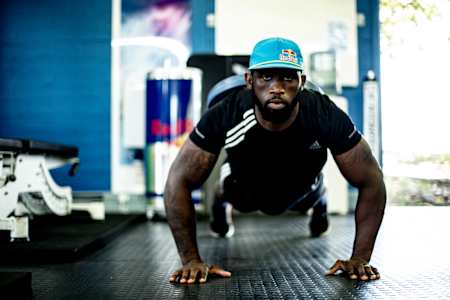 Siya Kolisi réalise des exercices de musculation du dos au Cap, en Afrique du Sud.