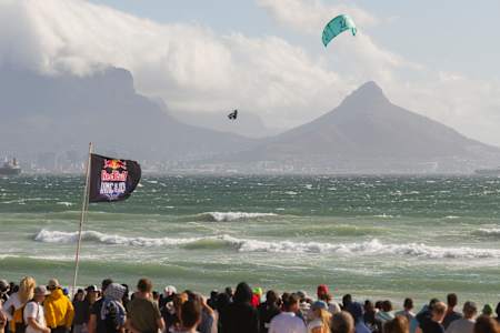 Beim Red Bull King Of The Air ist eines garantiert: Eine Kiteboarding Competition der Extreme.