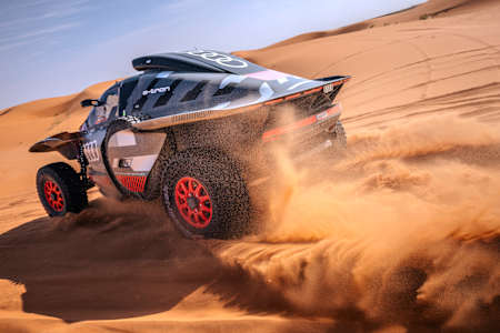 Carlos Sainz (ESP) y Lucas Cruz (ESP), del equipo Audi Sport, durante la etapa 08 del Rally Dakar 2024 desde Al Duwadimi hasta Hail, Arabia Saudita, el 15 de enero de 2024.