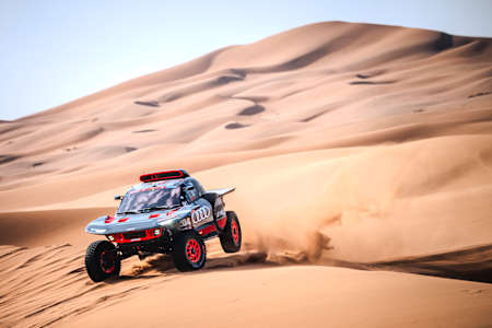 Carlos Sainz (ESP) y Lucas Cruz (ESP), del equipo Audi Sport, durante la etapa 02 del Rally Dakar 2024 desde Al Henakiyah a Al Duwadimi, Arabia Saudita, el 7 de enero de 2024.