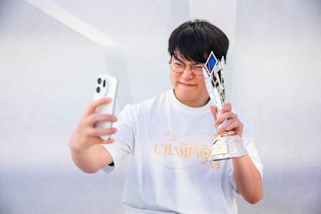 Gumayusi of T1 takes a selfie with his MVP trophy after being crowned champions at League of Legends Worlds 2025 Finals on November 08, 2025 in Chengdu, China. 