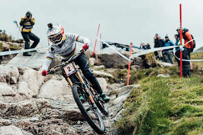 La cycliste britannique Rachel Atherton descend la piste de la Coupe du monde UCI de VTT DH 2019 à Fort William en Écosse.