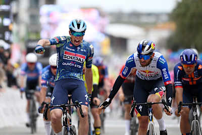 Jordi Meeus sprints to second on the Algarve opener 2026