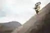 Danny MacAskill zu Fuß unterwegs auf den Dubh Slabs, Isle of Skye.