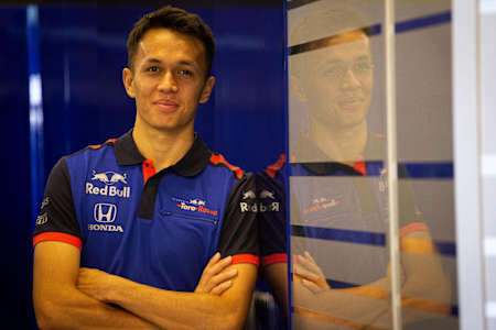 Un retrato de Alexander Albon como piloto de Fórmula 1 de la Scuderia Toro Rosso 2019.