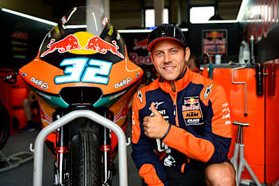 Bild zeigt den deutschen Piloten Marcel Schrötter in der Box beim Moto2-Rennen in Assen, Juni 2024.