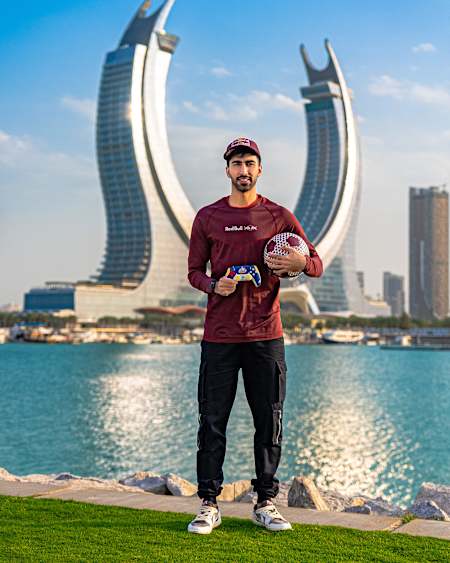 Ahmed Al Meghessib, joueur pro sur EA Sports FC 25, pose à Doha, au Qatar, en 2023.