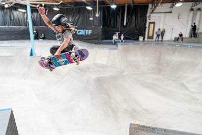 Sky Brown voando no frontside air transfer