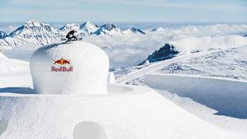 Valentino Guseli performing at The Nines, in Crans-Montana, Switzerland, on April 6, 2022.