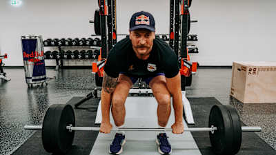 Pendlay Row ist eine Übung zur Kräftigung der oberen Rückenmuskulatur und Schultern. Verbessert die Rumpfstabilität und unterstützt sportartspezifische Anforderungen. 