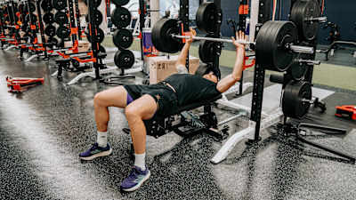 Zentrale Übung für die Brustmuskulatur, die zusätzlich Schultern und Trizeps anspricht und die Oberkörperkraft stärkt.