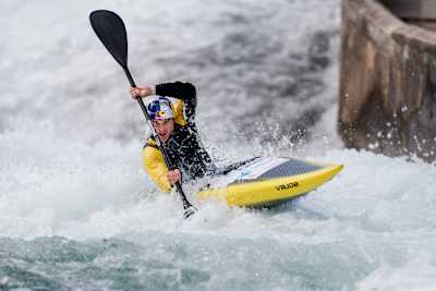 Peter Kauzer pagaie lors de l'entraînement en eaux vives à Ljubljana, en Slovénie, le 21 avril 2024.