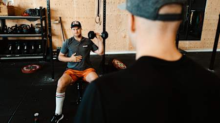 运用常见的哑铃也可以进行很好的肩部肌群训练。