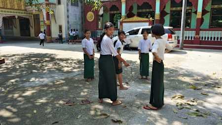 Holky po obědě na hřišti