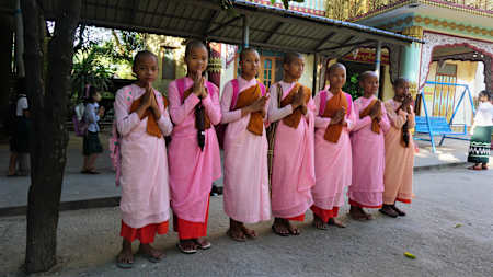 Mnišky (dívky zůstávají v klášteře a na almužnu chodí pouze mniši)