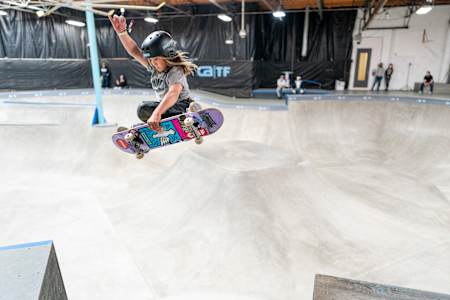 Sky Brown voando no frontside air transfer