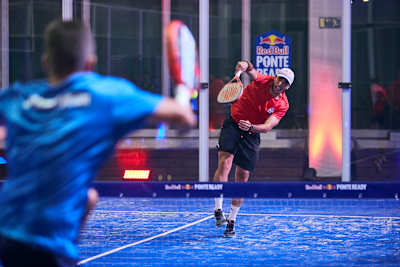 Padel-Spieler Alejandro Galán performt in Madrid, Spanien.