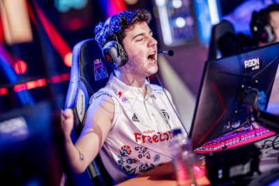 Un jugador de FUT Esports celebra un punto en la partida contra T1 en el Red Bull Home Ground 2024 de Berlín.