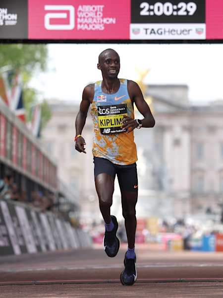 Jacob Kiplimo überquert die Ziellinie beim TCS London Marathon 2026. Hinter ihm wird seine Zeit von 2h 00m 29s angezeigt - was bei jedem früheren Marathon in der Geschichte ein Weltrekord gewesen wäre