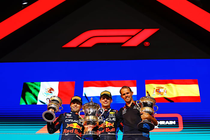 Sergio Pérez, Max Verstappen y Tom Hart, de Oracle Red Bull Racing, en el Gran Premio de Baréin el 2 de marzo de 2024.