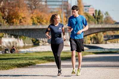 Participantes entrenan en octubre de 2017 con la app para el Wings for Life World Run.