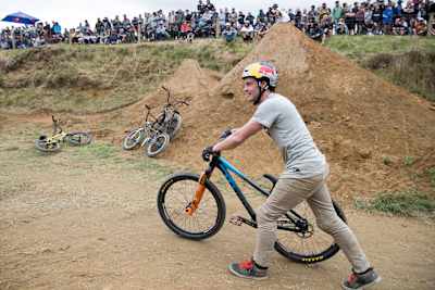 Le rider VTT slopestyle Matt Jones marche avec son vélo Alcatraz de Marin lors du Farm Jam 2019.