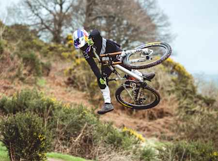 Laurie Greenland s'entraîne sur un prototype de son vélo VTT descente pour la saison 2020 de la Coupe du monde de MTB de l'UCI.