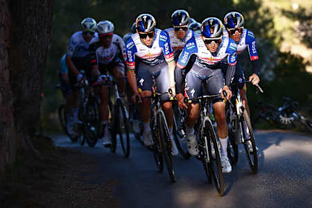 Ben Zwiehoff, Remco and Giulio Pellizzari push the pace on the mountain.