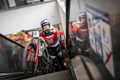 La double championne du monde junior de descente Valentina Höll continue de monter dans l'univers du VTT DH.