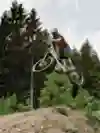 Tom Öhler springt mit seinem MTB